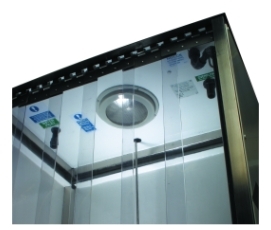 PVC strip gordijn aan de ingang van cabines